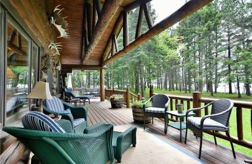 Hayward House | Two Bear Lodge on Lost Land Lake