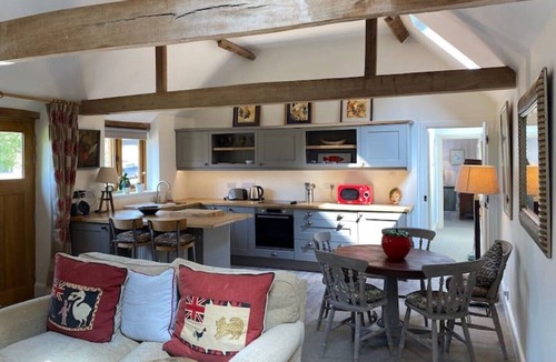 Henley-on-Thames House | Two Bed Pretty Countryside Barn with indoor pool