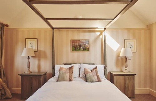 Henley-on-Thames House | Two Bed Pretty Countryside Barn with indoor pool