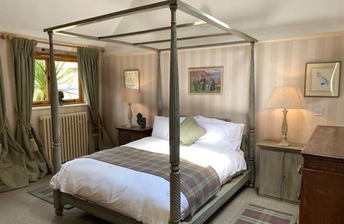 Henley-on-Thames House | Two Bed Pretty Countryside Barn with indoor pool