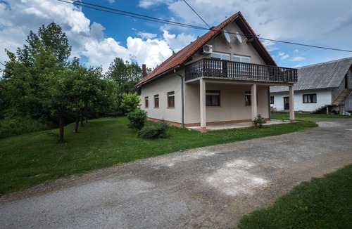 Catrnja Apartment | Two bedroom apartment with terrace Smoljanac, Plitvice (A-14979-b)