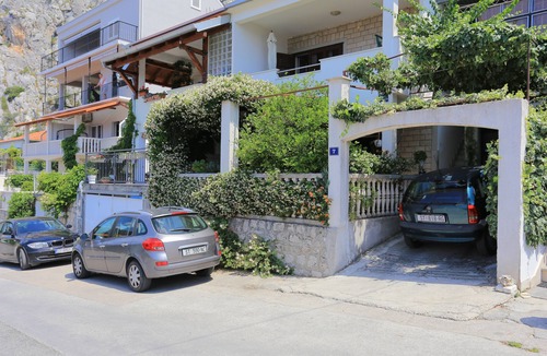 Borak Apartment | Two bedroom apartment with terrace and sea view Omiš (A-18919-a)