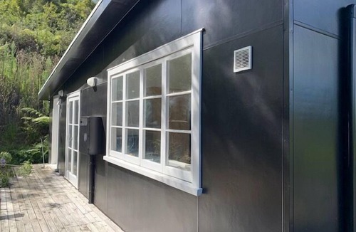 Waiheke Island Cottage | Two bedroom completely renovated quintessential Waiheke Bach