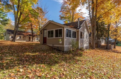 Muskoka Lakes Cottage | Two Bedroom Moon River Cottage