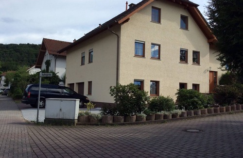 Kindsbach House | Two-bedroom with brand new kitchen and free parking within the premises.