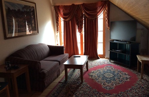 Kindsbach House | Two-bedroom with brand new kitchen and free parking within the premises.