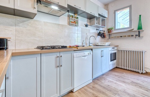 Allemans Apartment | Two Bedrooms with Fully Equipped Kitchen and Verandas