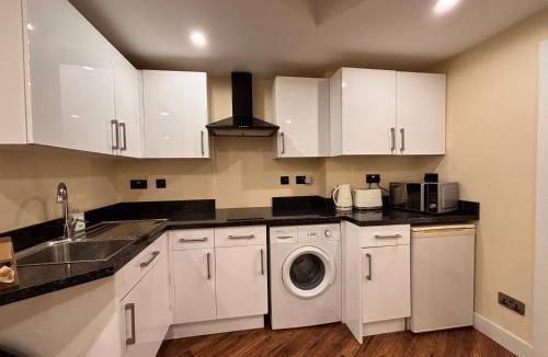 Runnymede Villa | Two Bungalows Choose one - 4BR and 2BR Lovely Home Fully Furnished at Egham LP
