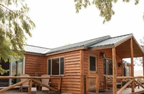 Saddlestring Cabin | Two cabins; main house and guest cabin in foothills of the Bighorns