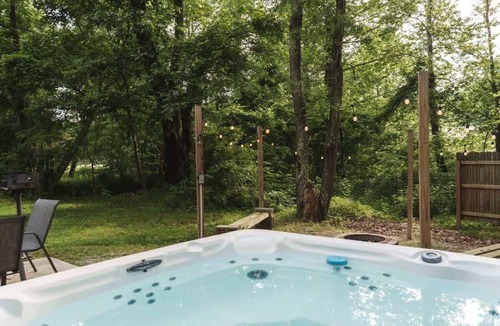 Logan House | Two Cabins|Sleeps 12| Hot Tubs| Games| Fire Pits