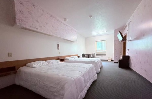 Ida Grove Hotel | Two Charming Rooms Perfect for Budget Travelers Seeking Unique Themes in Iowa