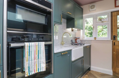 Croxley Green Cottage | TWO COPTHORNE COTTAGES, pet friendly, with open fire in Croxley Green