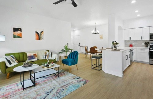 Glendale Sports and Entertainment District Apartment | TWO CozySuites Glendale by the stadium with pool! 4 & 18
