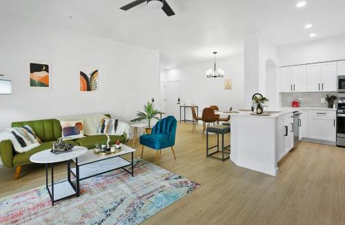 Glendale Sports and Entertainment District Apartment | TWO CozySuites Glendale by the stadium with pool 4 & 18