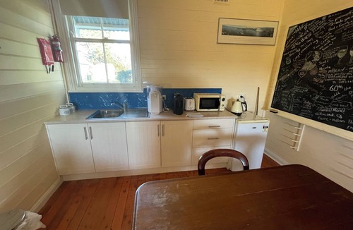 Forest Reefs House | Two Creeks School House