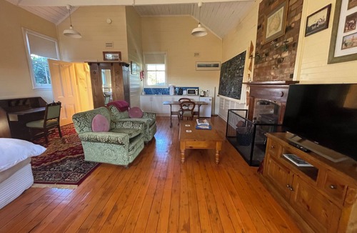 Forest Reefs House | Two Creeks School House