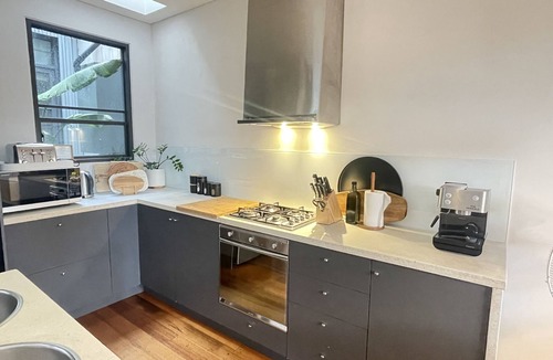 Richmond House | TWO FIVE ZERO Modern 4BR 5beds + cityviews + lockup garage + MCG/CBD/AustOpen