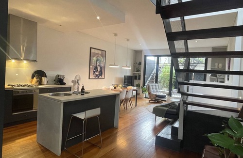 Richmond House | TWO FIVE ZERO Modern 4BR 5beds + cityviews + lockup garage + MCG/CBD/AustOpen