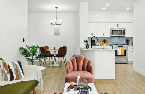 Glendale Sports and Entertainment District Apartment | TWO Glendale Cozysuites w/Pool&Jacuzzi 10&03