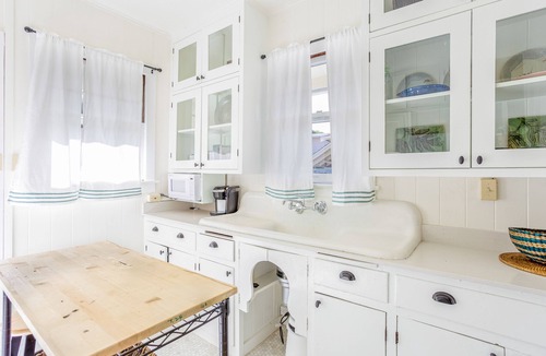 Diamond Head - Kapahulu - St. Louis Cottage | Two Hawaiian cottages with Diamond Head views - walk to Waikiki