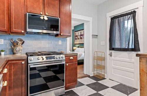 St. Charles House | Two King and Two Twin Beds in the Heart of French Town