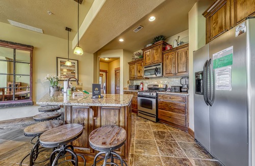 Brian Head Condo | Two-level condo w/mountain view, jetted tub, balcony & gas grill