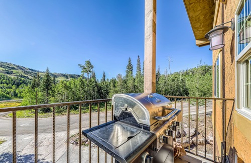 Brian Head Condo | Two-level condo w/mountain view, jetted tub, balcony & gas grill