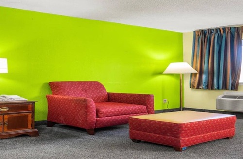 Orlinda Hotel | Two Lodgings with Two Queen Beds near The Mint Gaming Hall Kentucky Downs