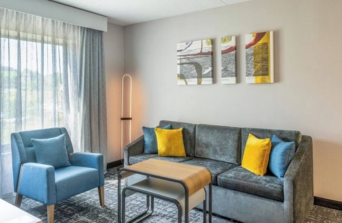 Canonsburg Hotel | Two Luxe King Unit — A Perfect Group Stay Near Dining, Parks & Area Fun