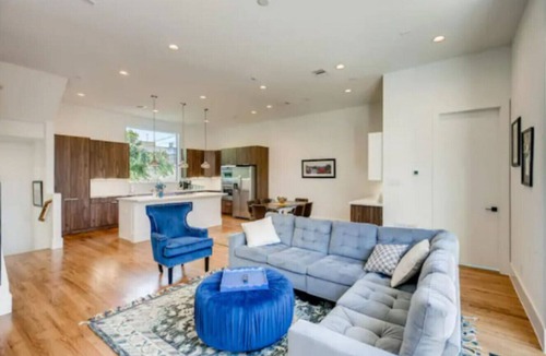 Neartown House | Two Modern 4 Story Townhomes Mins W/City Views/2 Garages/8 Bedroom