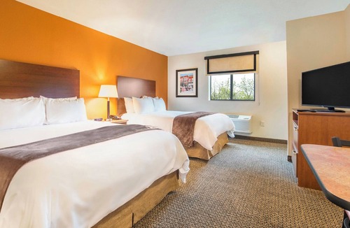 Monaca Hotel | Two Modern Units w/2 Queen Beds & Kitchenette Near Beaver Valley Mall