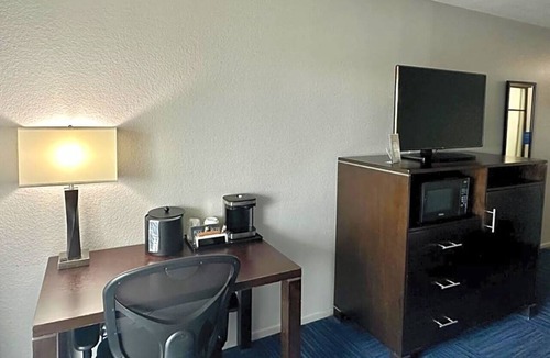 Old Towne Hotel | Two Queen Balcony Stay Near Seal Beach Pier, Food Tours and Breakfast Included