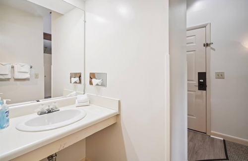 West Bridgewater Hotel | Two Queen Bed Standard Hotel room with outdoor heated pool 201