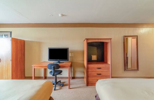 Beeville Hotel | Two Spacious Rooms w/Private Bath & Queen Beds Close to US-181 for Easy Travels