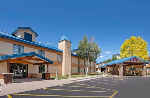 Eagle Hotel | Two Standard 2 Queen Rooms + Free Breakfast | 6-Mins to Eagle Pool & Ice Rink