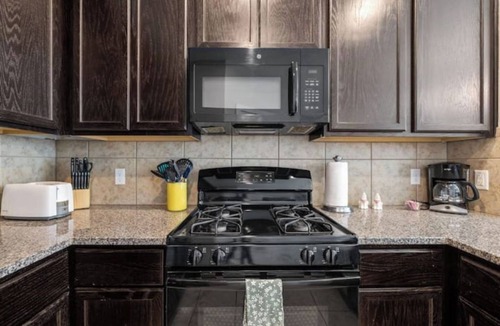Georgetown House | Two Step Inn Stay: Cozy & Affordable 3BR with a Private Yard in East Georgetown!