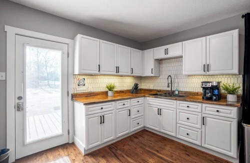 Greater East End Apartment | Two-Story 2BR Home with King Beds Near Downtown, Full Kitchen, WiFi & Easy Access
