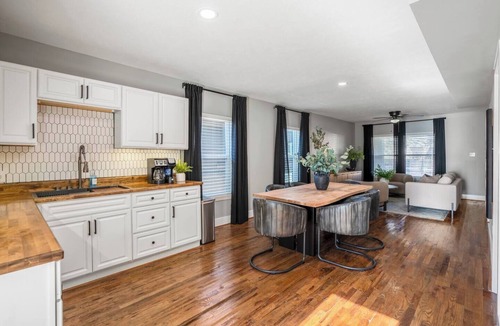 Greater East End Apartment | Two-Story 2BR Home with King Beds Near Downtown, Full Kitchen, WiFi & Easy Access