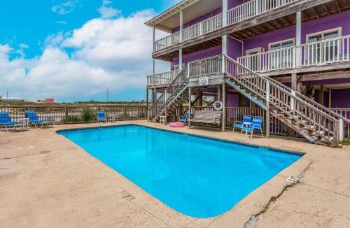 Southpointe House | Two-Story Beachfront Condo wBalcony AC Free WiFi Shared Pool Hot Tub W&D