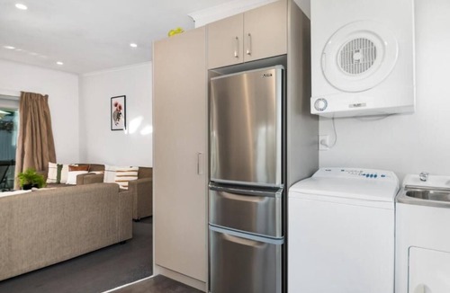 Blenheim Hotel | Two Tree Motel & Lodge