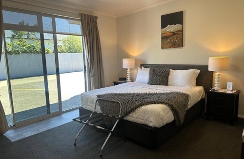 Blenheim Hotel | Two Tree Motel & Lodge