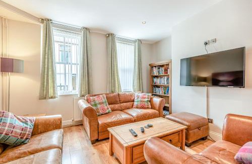 Bont Newydd House | Ty Castell