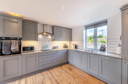 Trevor House | Ty Godro - Uk12745