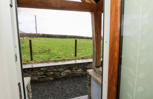 Llangyniew Cottage | TY GWYN, pet friendly, with hot tub in Llanfair Caereinion