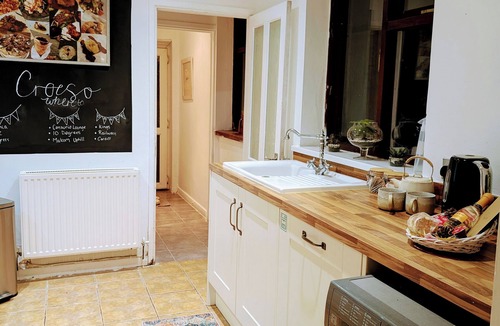 Caerphilly House | Ty Hiraeth A Charming Stay Steps Away from Caerphilly Castle!