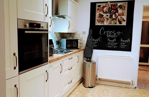 Caerphilly House | Ty Hiraeth A Charming Stay Steps Away from Caerphilly Castle!
