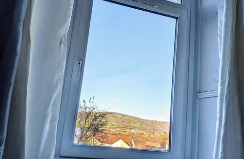 Caerphilly House | Ty Hiraeth A Charming Stay Steps Away from Caerphilly Castle!