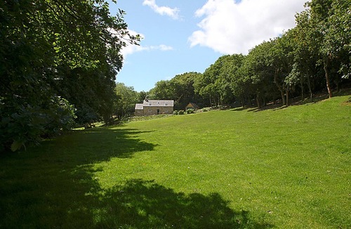Tal-y-Cafn Cottage | Tyddyn Derwen - Three bedrooms, one en-suite shower room, one bathroom
