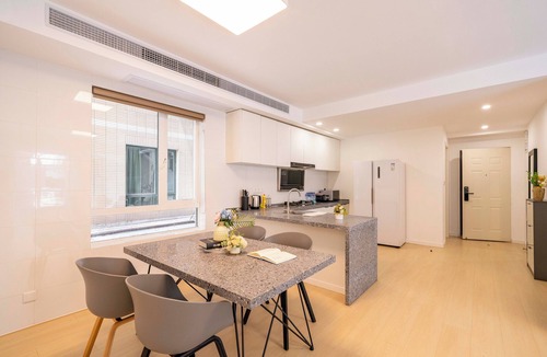 Xujiahui Bed & Breakfast | Tyms Bright 2BR 1BA Apt Xuhui Center