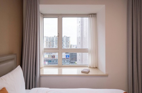 Changning Bed & Breakfast | Tyms Changning 3BR Modern Apt near Weining Rd